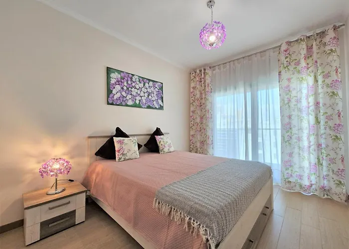 Rocha Prime Center Garage Flat *