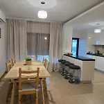 Rocha Prime Center Garage Flat * Портіман