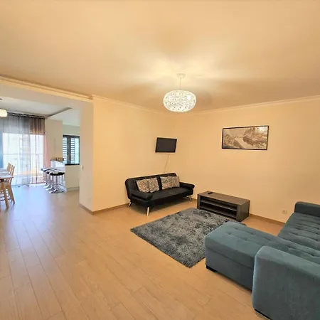 Rocha Prime Center Garage Flat *