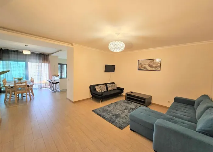 Rocha Prime Center Garage Flat *