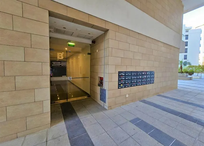 Rocha Prime Center Garage Flat